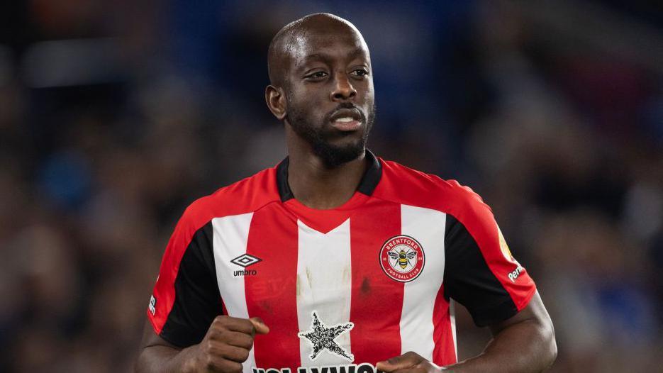 Yoane Wissa apaga referências ao Brentford nas redes em meio a disputa por saída - Imagem do artigo original
