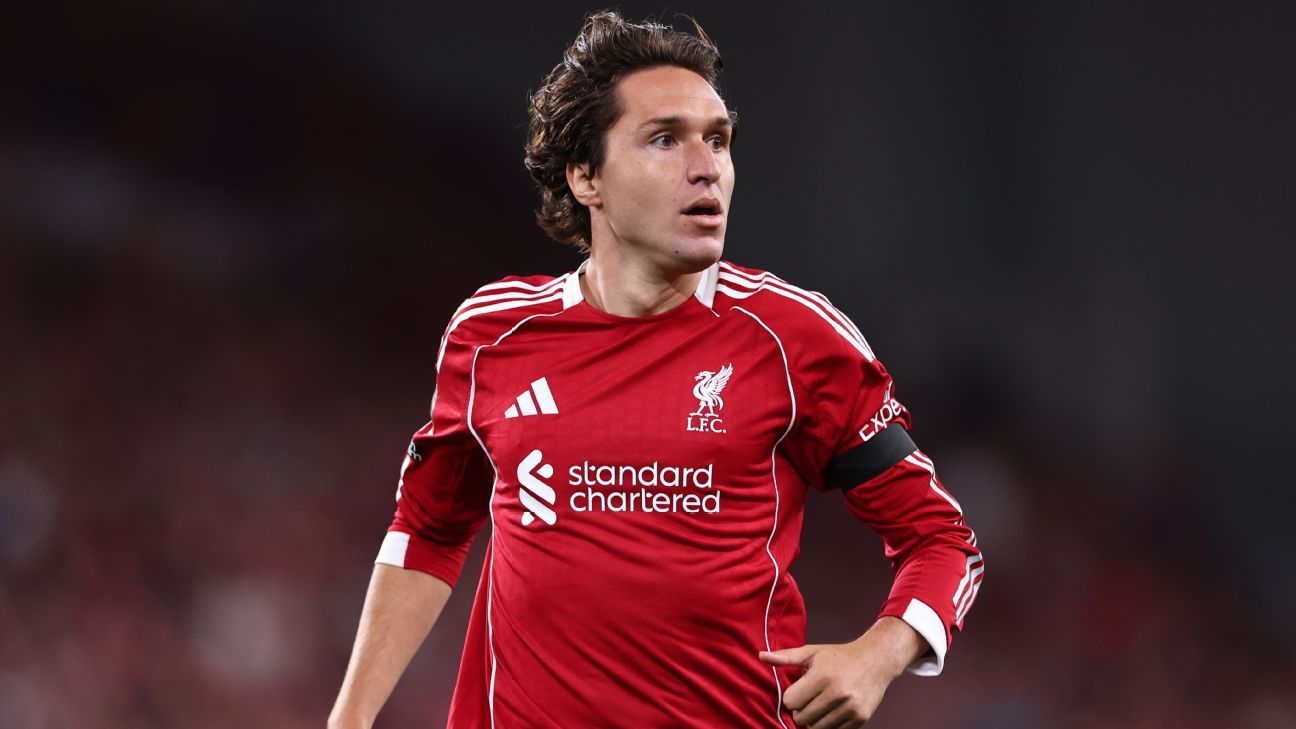 Slot vê Chiesa “totalmente diferente” da temporada passada e celebra vitória do Liverpool - Imagem do artigo