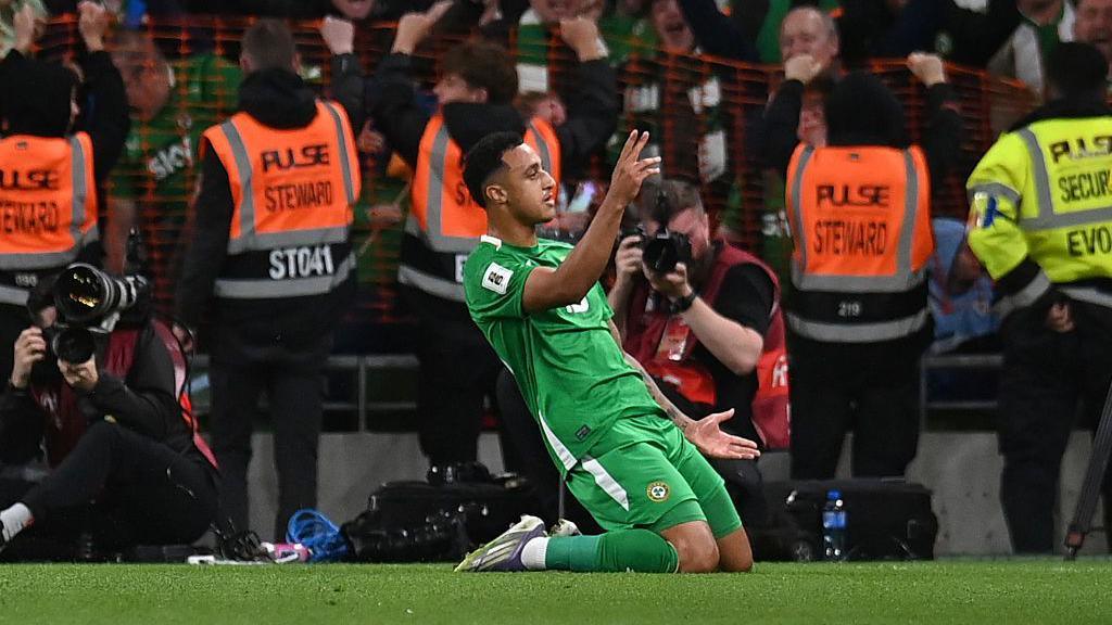 Adam Idah marca nos acréscimos e garante empate da Irlanda com a Hungria nas Eliminatórias - Imagem do artigo original