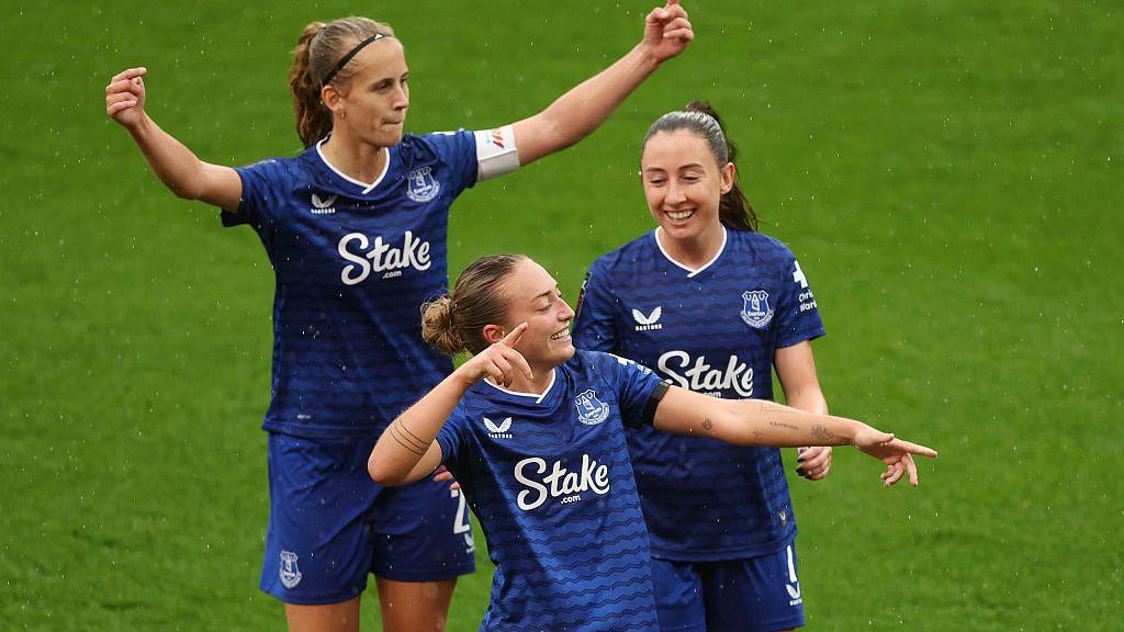 Estreia de Ornella Vignola com hat-trick garante vitória do Everton sobre o Liverpool em Anfield - Imagem do artigo original