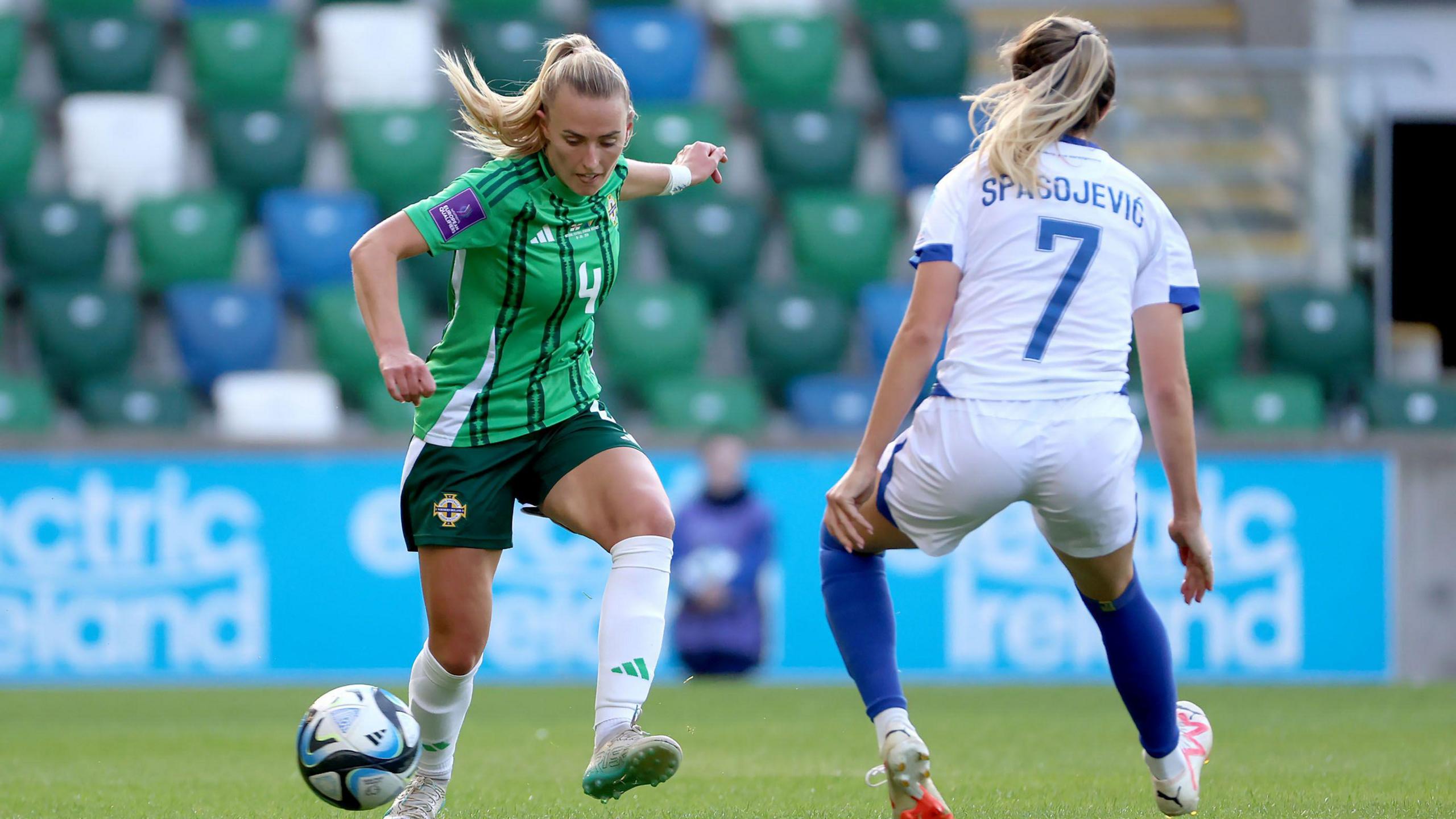 Aos 28 anos, defensora Rachel Dugdale anuncia aposentadoria do futebol - Imagem do artigo original