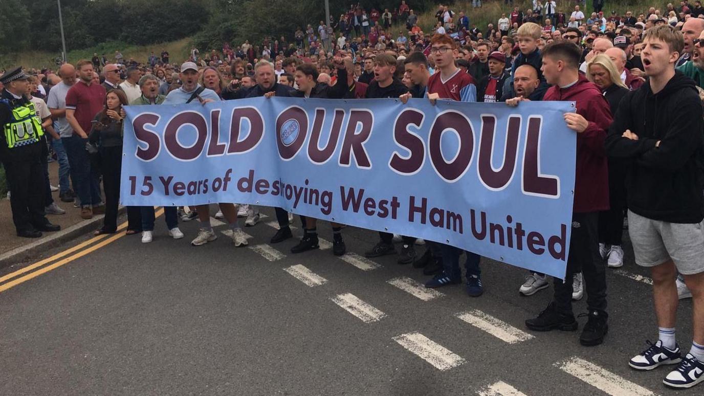 Torcida do West Ham protesta e exige saída de David Sullivan e Karren Brady - Imagem do artigo original