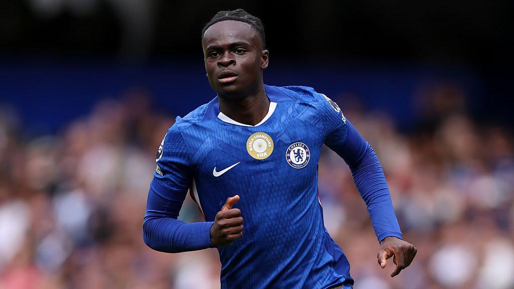 Tyrique George brilha e garante virada do Chelsea na Copa da Liga após quase sair do clube - Imagem do artigo original
