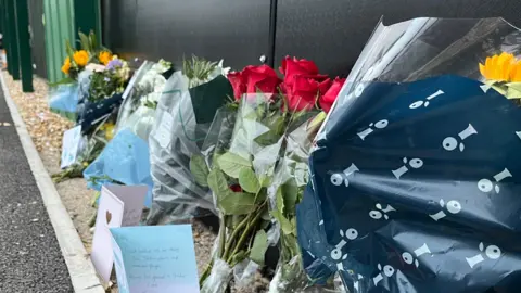 Jogador do Chichester City, ex-Arsenal, morre após bater em muro durante partida - Imagem do artigo original