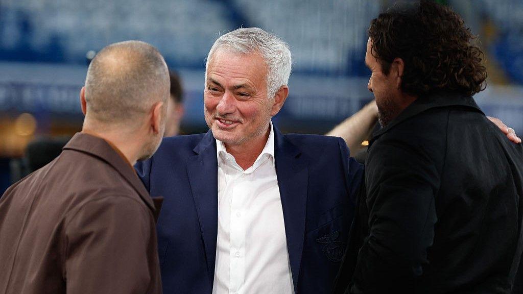 Mourinho é derrotado pelo Chelsea, mas é ovacionado na volta a Stamford Bridge - Imagem do artigo original