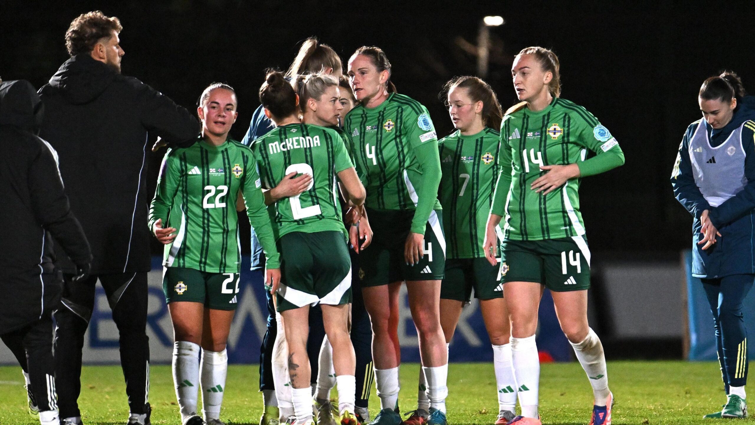 Após seis meses de licença-maternidade, Sarah McFadden volta à Irlanda do Norte e atinge 107 jogos pela seleção - Imagem do artigo original