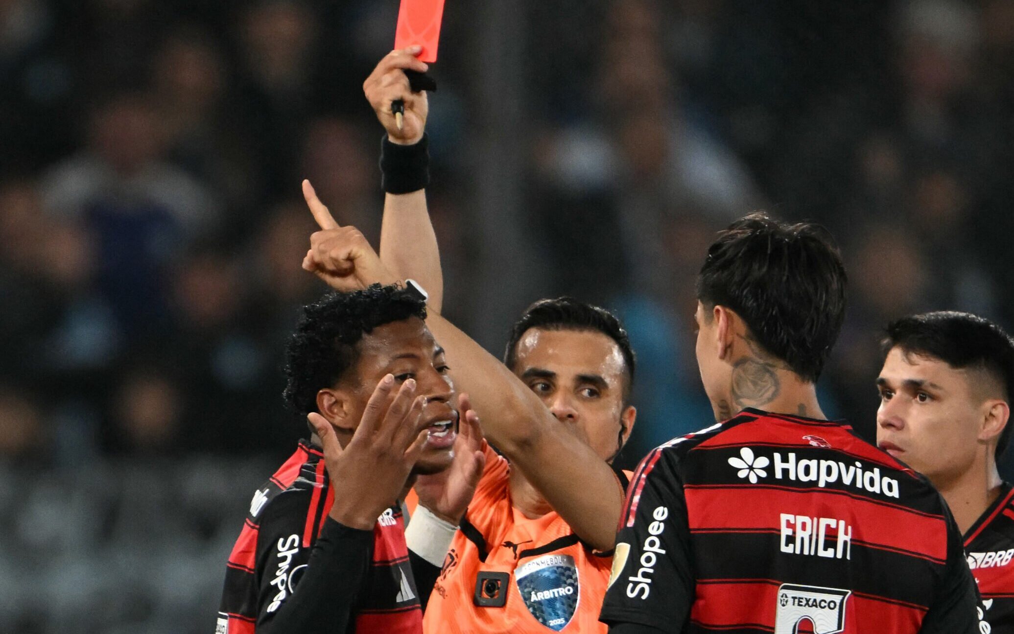 Áudio do VAR esclarece motivo da expulsão de Plata em Racing x Flamengo - Imagem do artigo original
