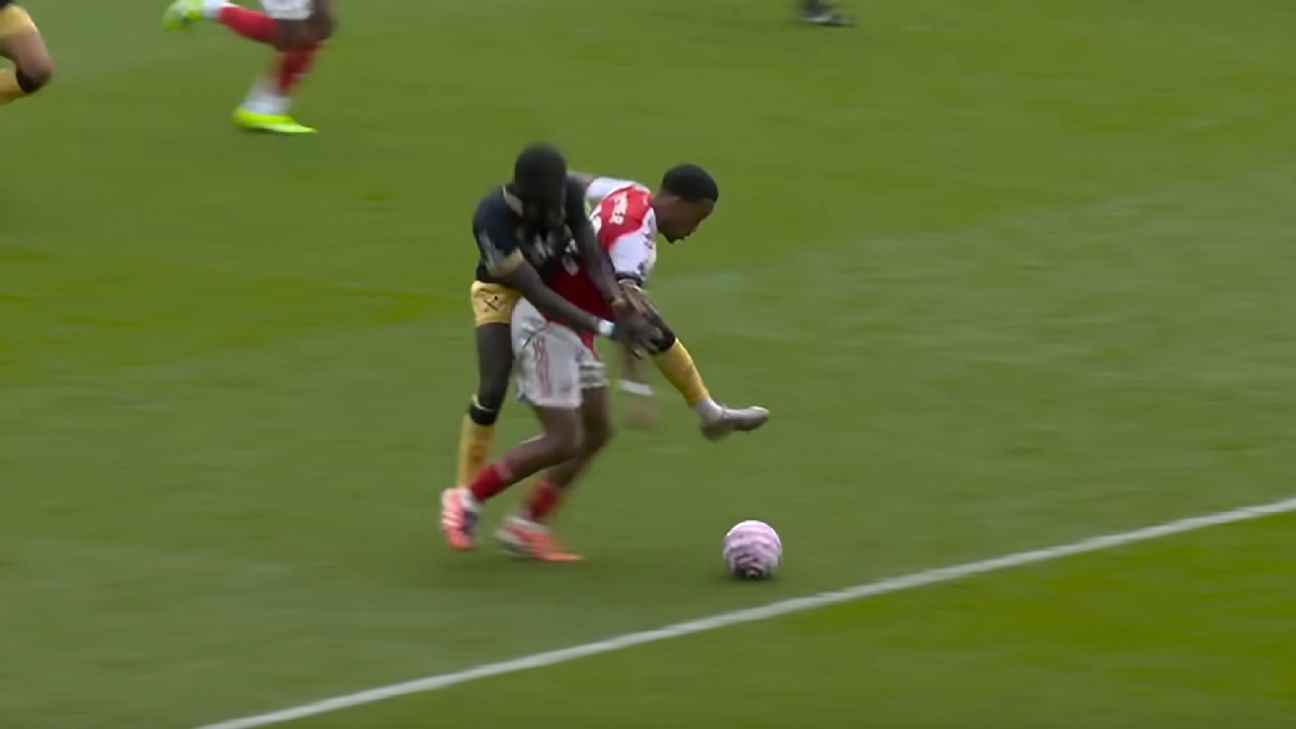 Revisão do VAR destaca pênalti mantido para o Arsenal e anulação de penalidade em Old Trafford - Imagem do artigo
