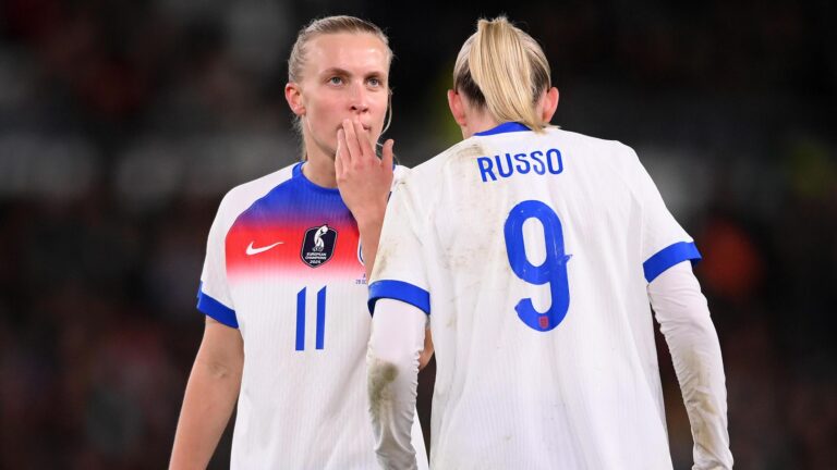 Inglaterra derrota Austrália por 3 a 0; Beever-Jones marca e Kendall estreia com destaque