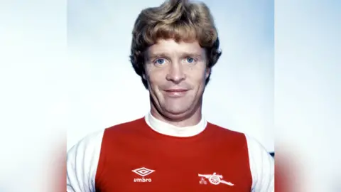 Ex-zagueiro de Aberdeen e Arsenal, Willie Young morre aos 73 anos - Imagem do artigo original