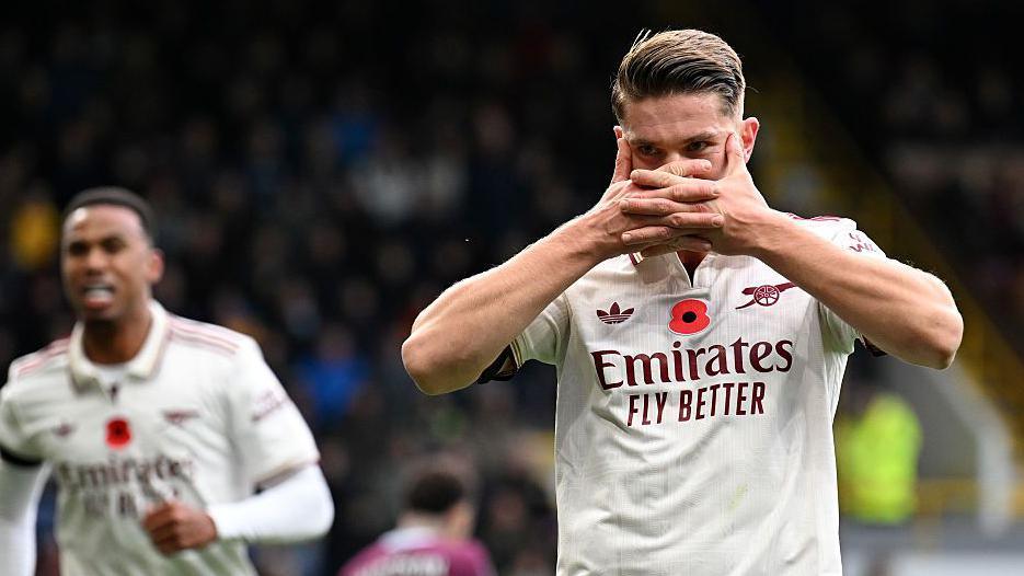 Defesa impenetrável e tropeços dos rivais abrem caminho para o Arsenal encerrar jejum de 22 anos - Imagem do artigo original