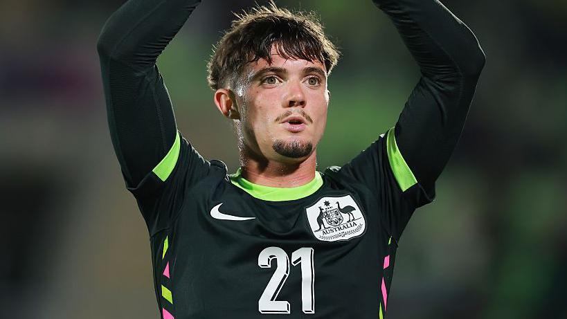 Austrália convoca James Overy, lateral de 18 anos do Manchester United - Imagem do artigo original