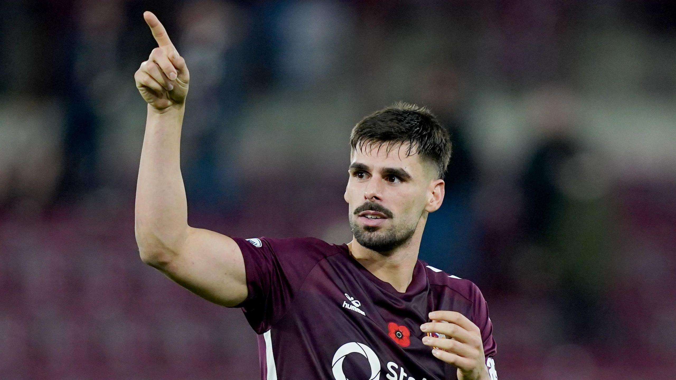 Claudio Braga aposta alto e afirma que “tudo é possível” com o Hearts na liderança do Escocês - Imagem do artigo original