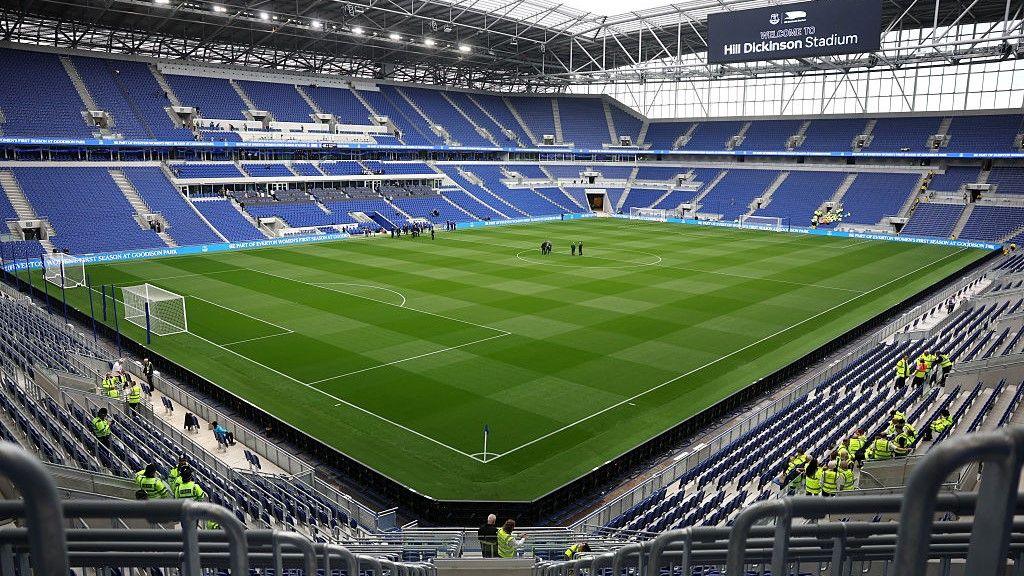 Idrissa Gueye é expulso por atingir Michael Keane durante vitória do Everton em Old Trafford - Imagem do artigo original