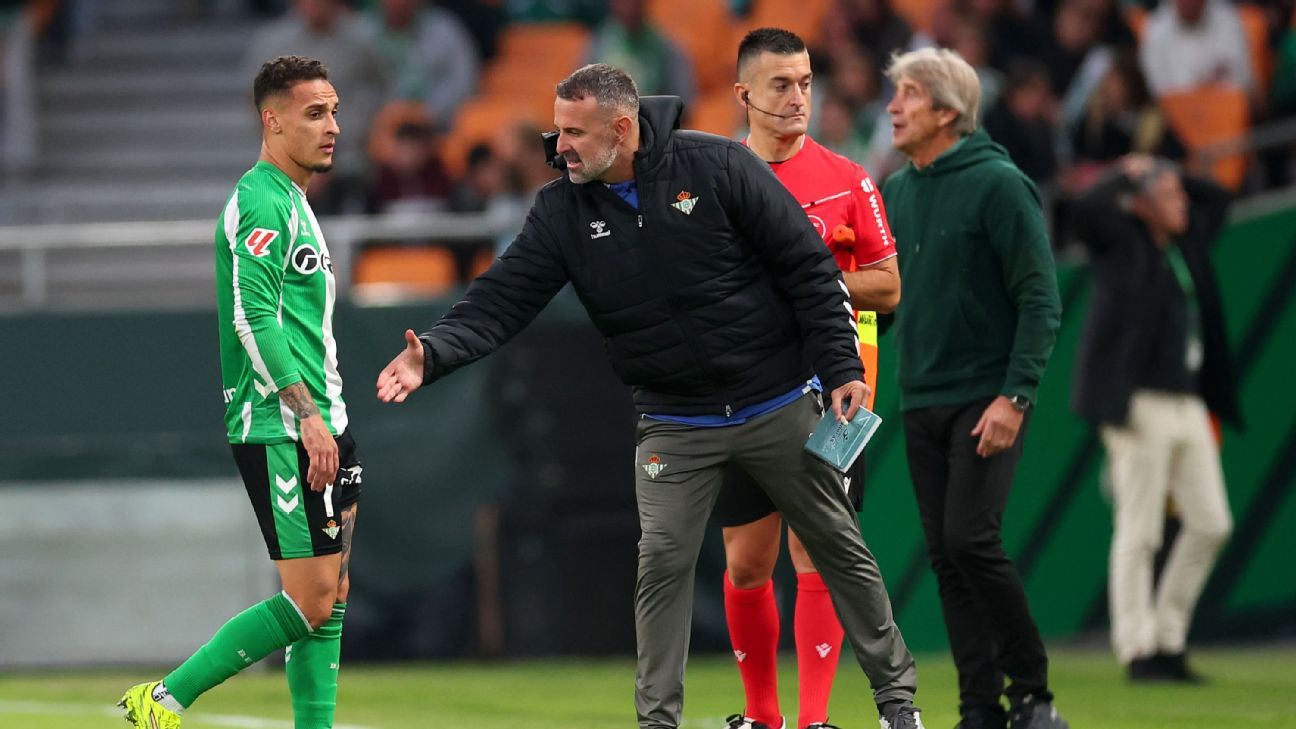 Antony leva cartão vermelho por chute acidental em rival e pede desculpas à torcida do Betis - Imagem do artigo