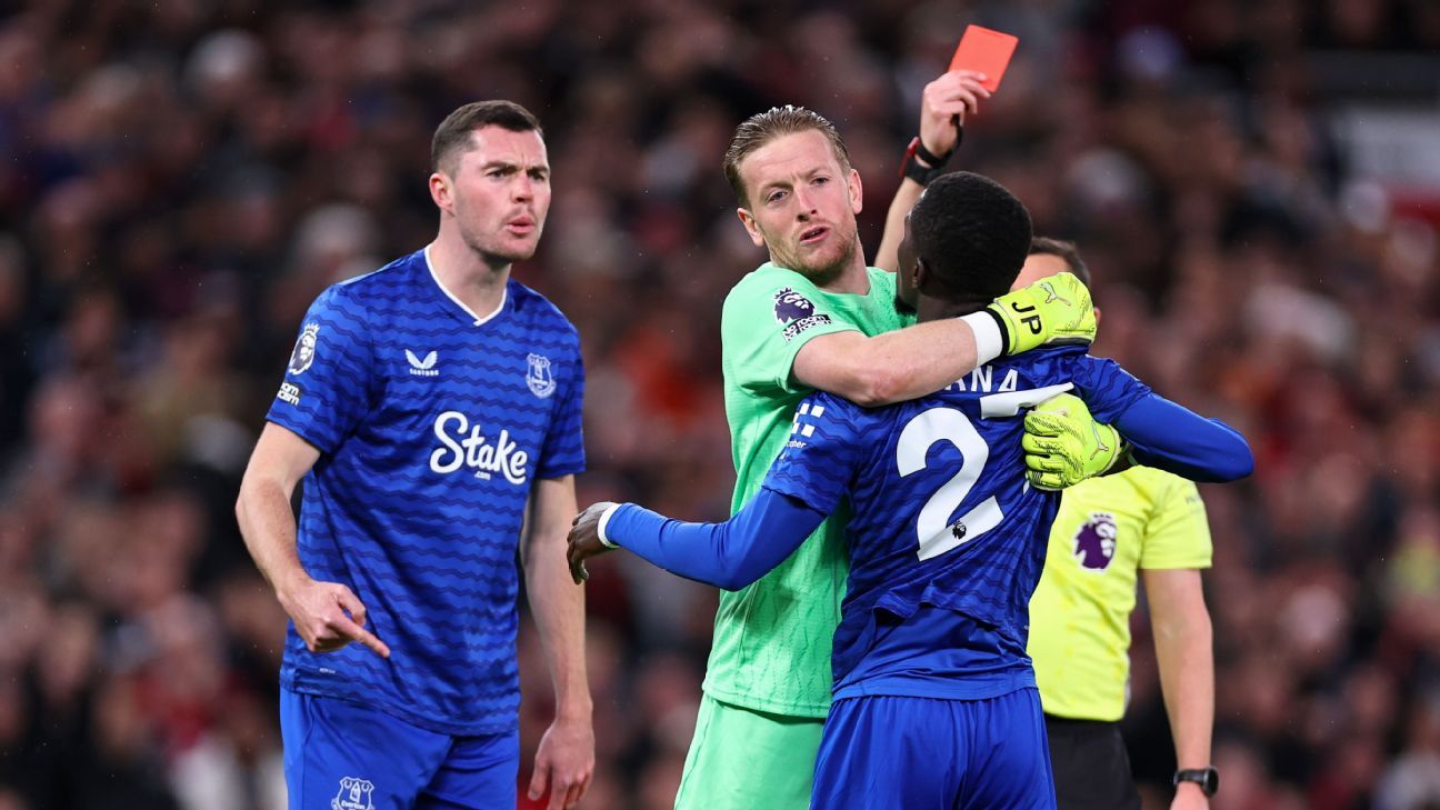 Idrissa Gueye é expulso aos 13 minutos por agredir companheiro do Everton em Old Trafford - Imagem do artigo