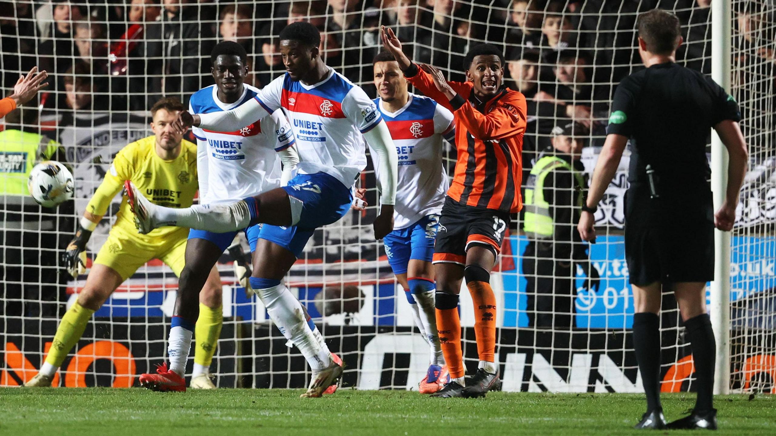 Empate com polêmica: Dundee United e Rangers ficam no 2 a 2 após dois lances de pênalti contestados - Imagem do artigo original