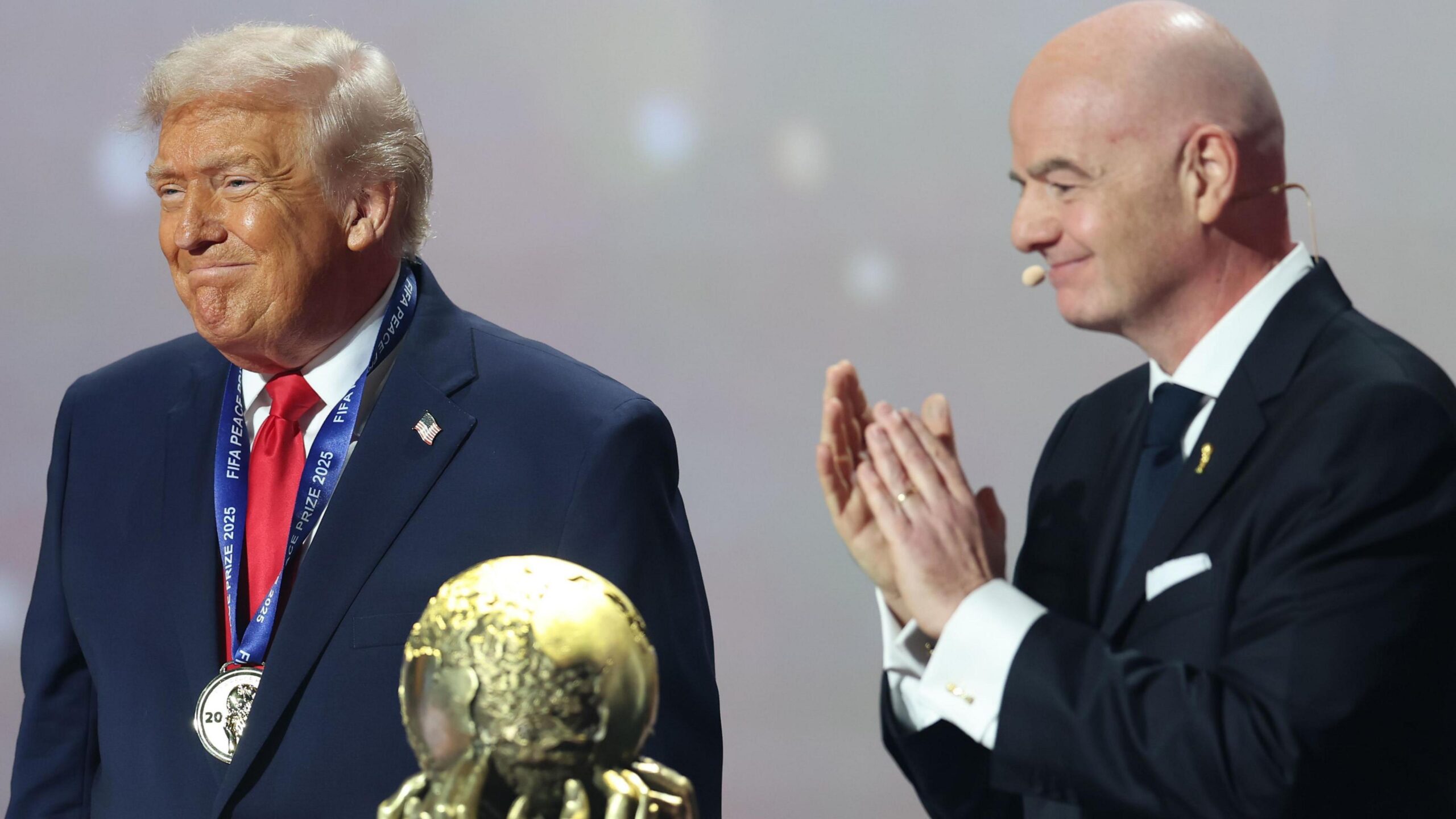 Donald Trump recebe o Prêmio FIFA da Paz antes do sorteio da Copa de 2026 - Imagem do artigo original