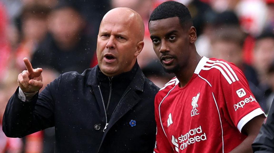 Arne Slot perde Alexander Isak por lesão e avalia opções ofensivas no Liverpool - Imagem do artigo original
