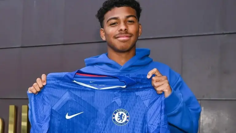 Filho de Thiago Silva assina primeiro contrato profissional com gigante europeu