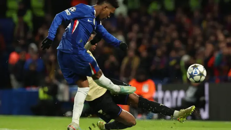 Site aponta Estêvão como jogador mais valioso do Chelsea, à frente de Cole Palmer