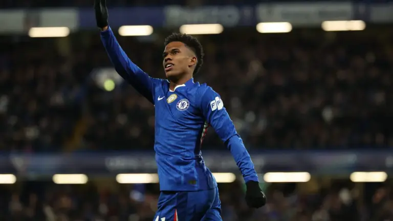 Técnico do Chelsea diz ver Estêvão entre os melhores do mundo no futuro